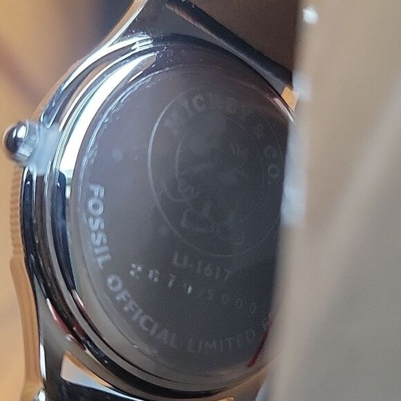 RARE VINTAGE FOSSIL MICKEY MOUSE LIMITED EDITION SILVER WATCH & COIN - Picture 5 of 5